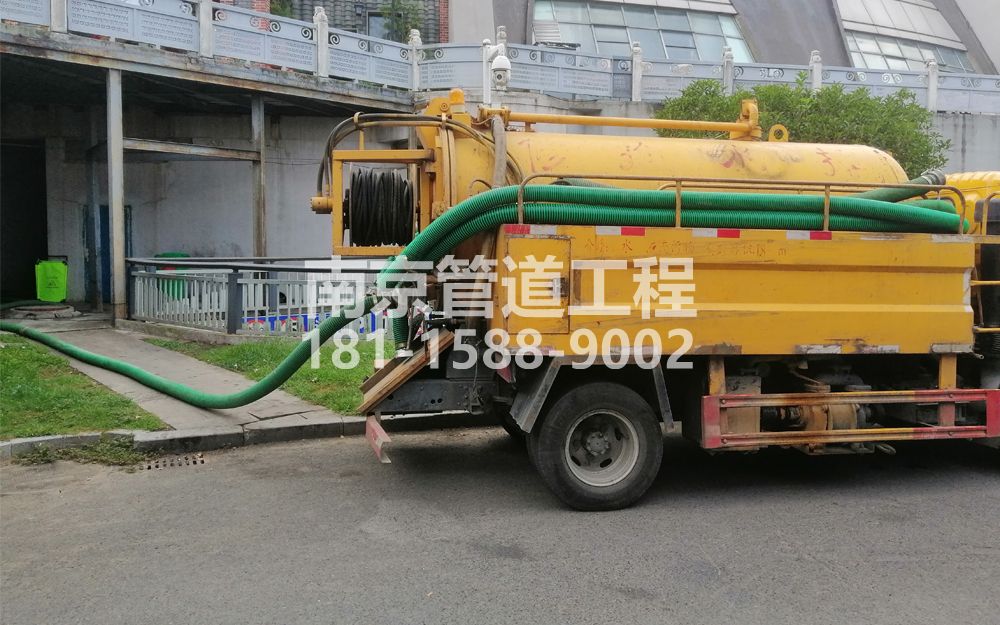 277洪蓝商场隔油池吸污