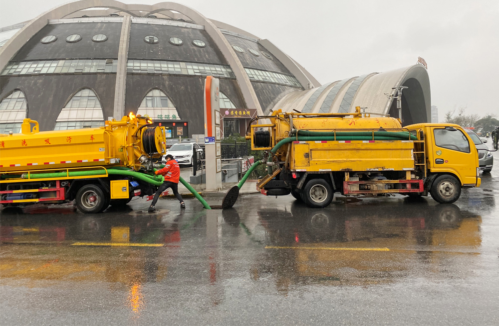 271洪蓝商场管道清淤