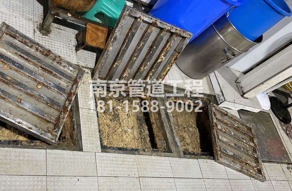 278洪蓝城管中队食堂隔油池清理