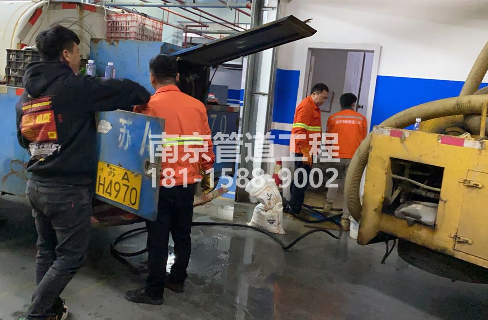 305洪蓝地下室管道清洗